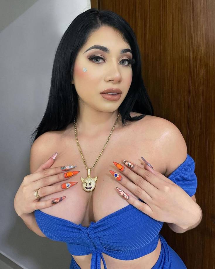 Asimismo, la también modelo le dio un tip a las esposas de los futbolistas y cantantes para que no sean infieles y estén buscando a estrellas del cine para adulto en redes sociales para satisfacerse.