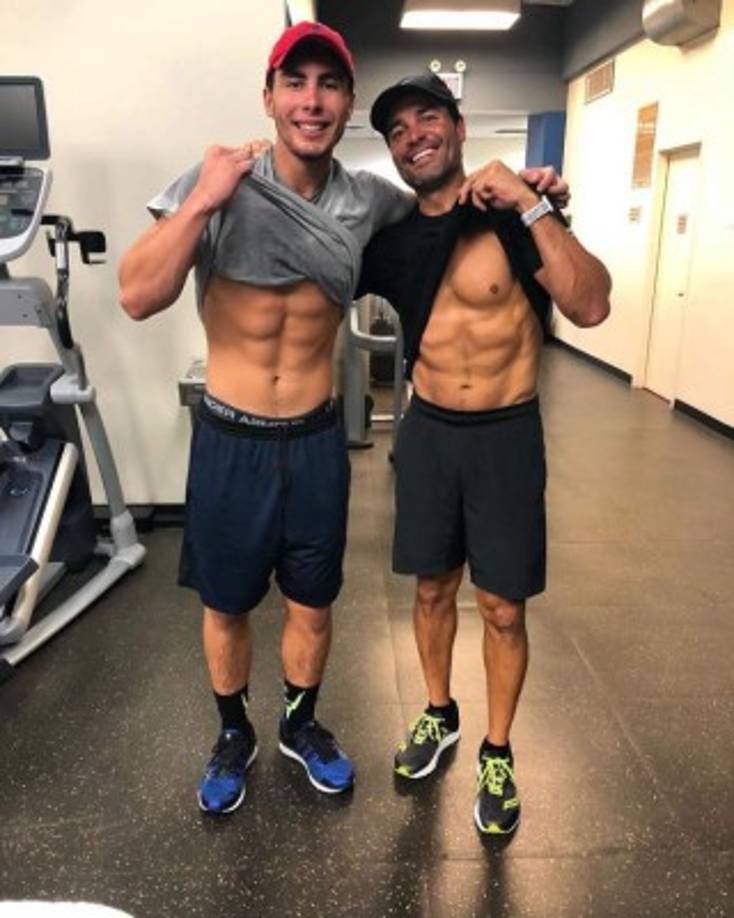 Chayanne, que permanece en casa junto a su familia, ha logrado trasmitir el buen hábito del ejercicio a su hijo Lorenzo, heredero del carisma y atractivo de su padre.