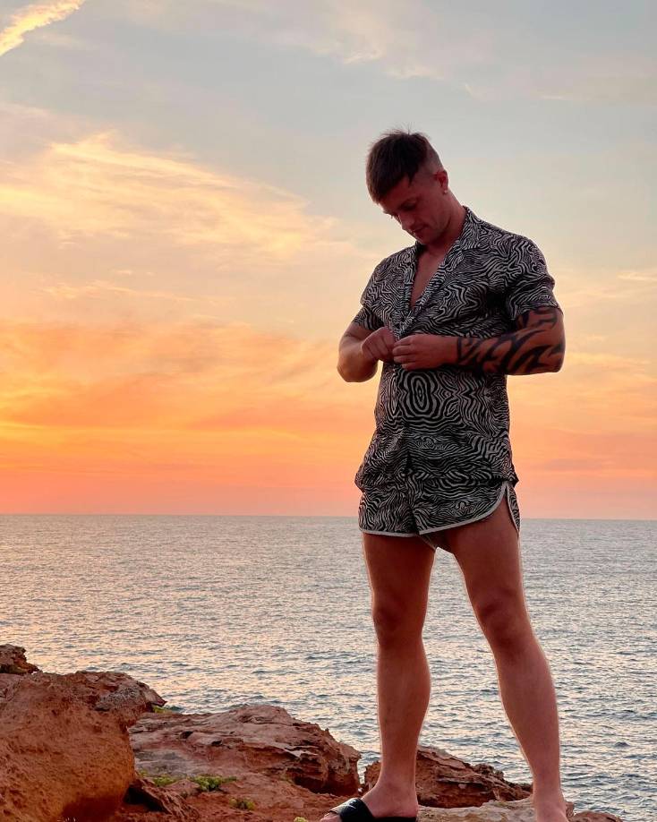 La muerte del exjugador de fútbol sucede a un mes de que sufriera un aparatoso accidente debido a una caída desde un cuarto piso, el cual le dejó serias heridas en un ojo y fracturas en la rodilla y en tres dedos. Fue necesario que lo sometieran a una operación quirúrgica, según reveló el actor en una publicación explícita sobre sus lesiones.