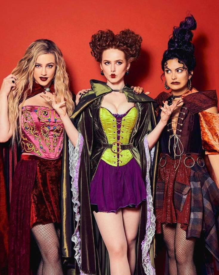 Las actrices estadounidenses Lili Reinhart, Madelaine Petsch y Camila Mendes se transforman en brujas del filme “Hocus Pocus 2”, disponible en Disney +.