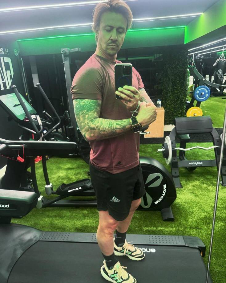 Con una gran rutina que comparte en sus redes sociales, el exjugador del Real Madrid genera más músculo y agranda su cuerpo.