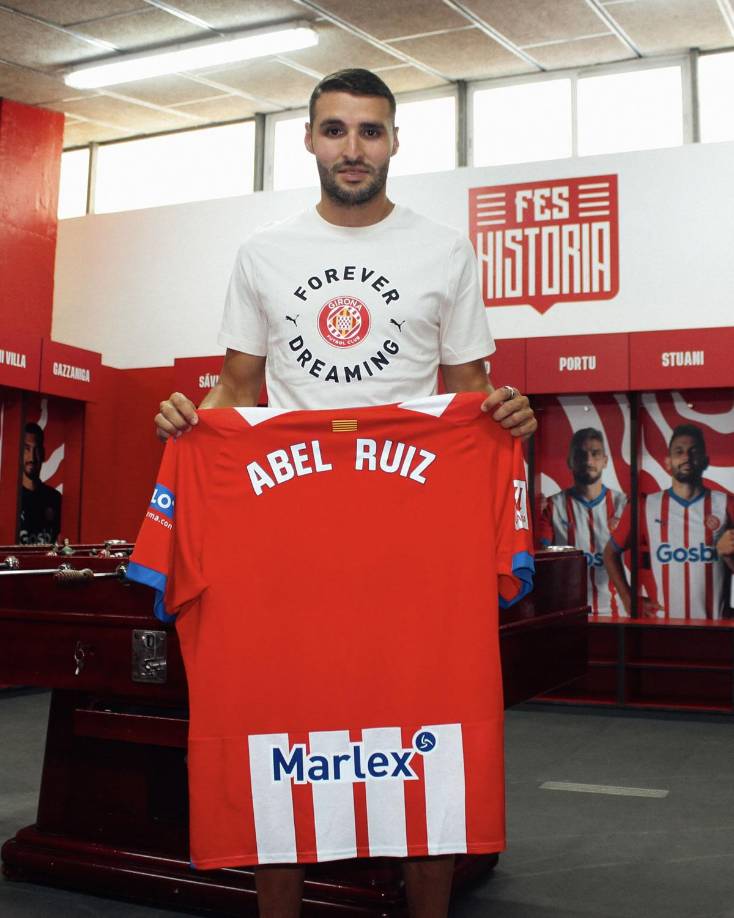 El delantero internacional español Abel Ruiz ha fichado por el Girona para las próximas cinco temporadas, hasta el 30 de junio de 2029, según anunció este jueves el equipo catalán en un comunicado. El atacante valenciano de 24 años llega procedente del Sporting de Braga.