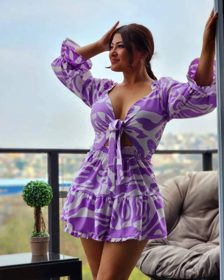 En el video, Flores relata el incidente en el que su vehículo expulsó humo desde el motor. 