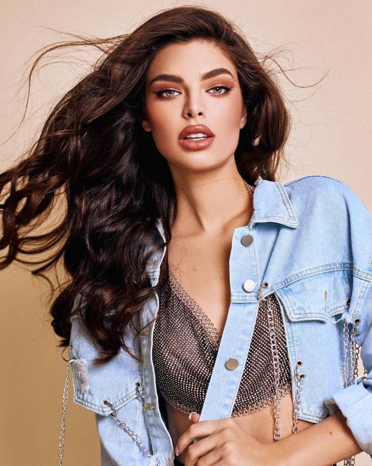 Nadia comenzó en el mundo del modelaje y certámenes de belleza a los 16 años de edad, año que fue coronada como Miss Teen Universe Paraguay y que resultó como tercera finalista en Miss Teen Universe 2015 .