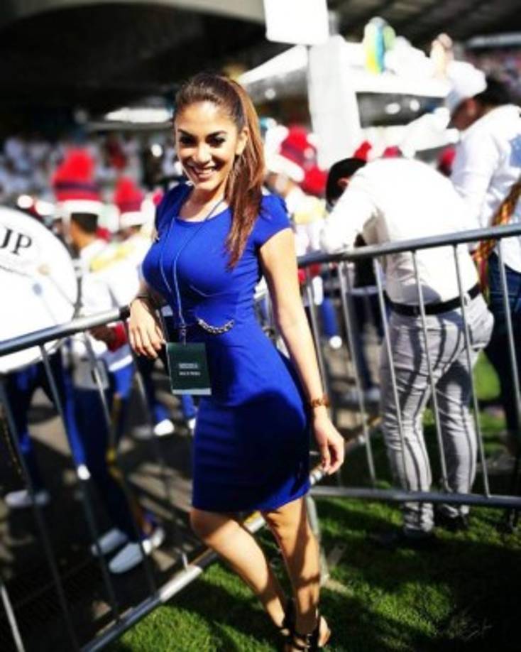 La hermosa Amanda Mena, presentadora de Canal 11, ha sido la sensación en los desfiles patrios.