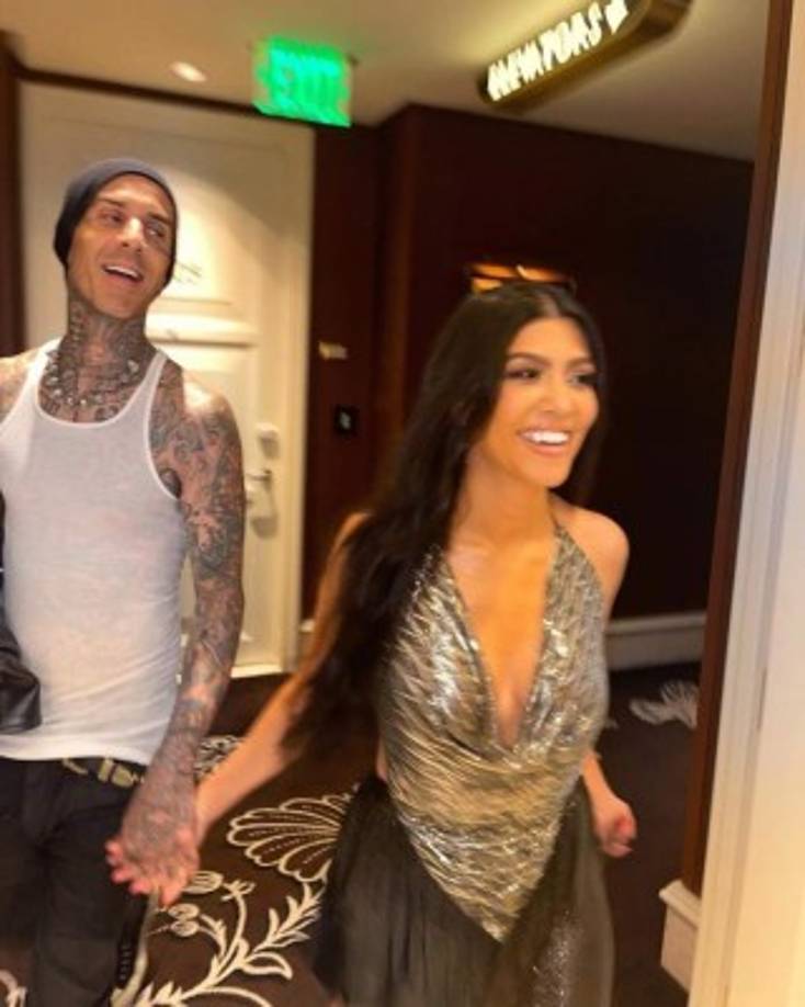 El baterista de Blink-182 se arrodilló para pedirle a su novia, con quien sale desde hace siete meses, que se casara con él. La pareja planea casarse a finales de este año.