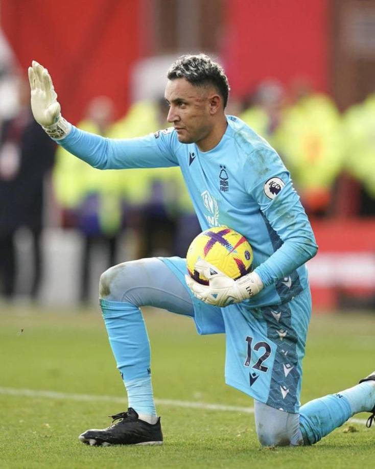 Durante el partido, Navas recibió un golpe contra un jugador del Leeds y tuvo que ser atendido. Así quedó la cara del tico tras el impacto, pero no fue motivo para desnivelar su gran actuación.