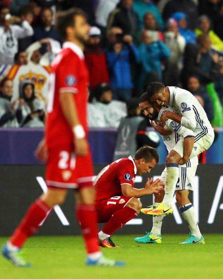 ¡¡Gracias por todo Case!! Te vas haciendo historia, suerte en tu nueva etapa”, escribió Dani Carvajal.