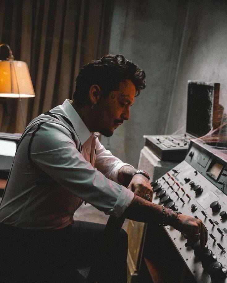 A través de redes sociales, Christian Nodal, publicó un carrrete de fotografías de lo que será parte del videoclip de la canción. 