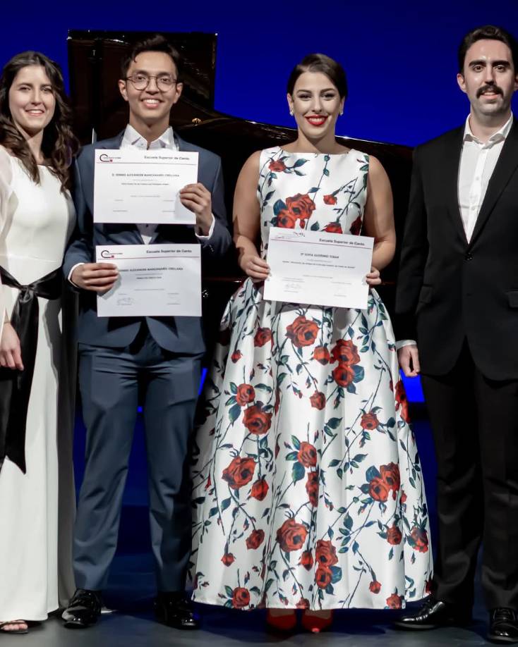 En esta fotografía se ve a Dennis Orellana junto a los otros finalistas, quienes también participaron para ganar el premio. Al centro Victoria Manso y a la derecha Omar Jonatás Sánchez Mártil. 