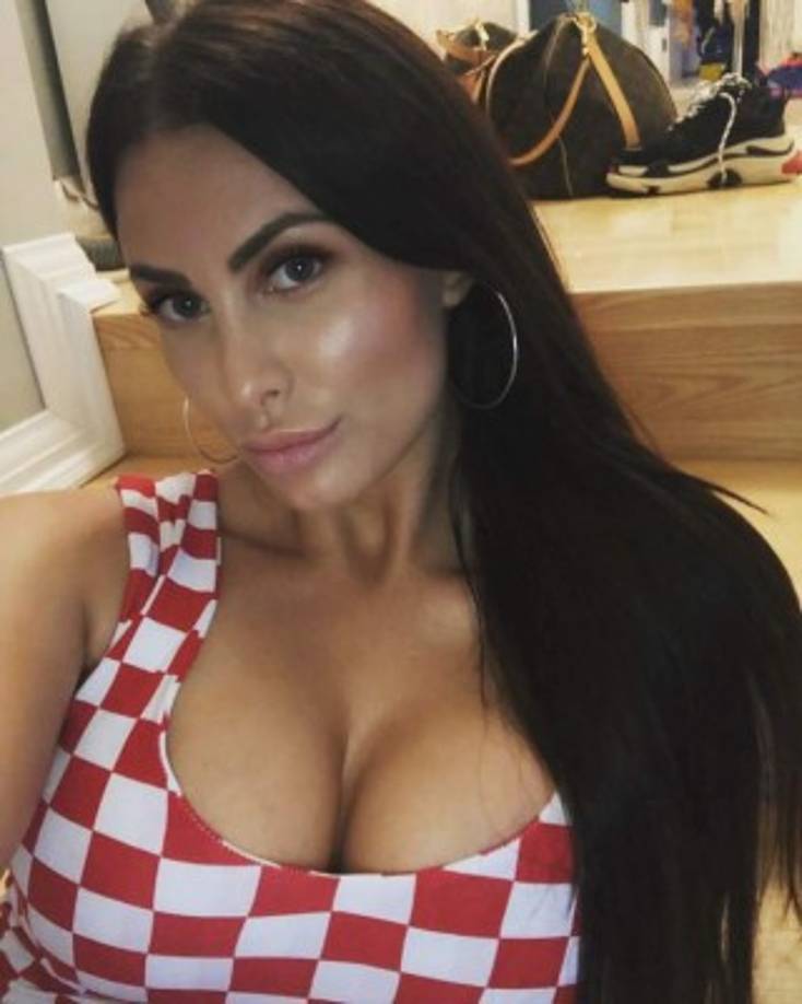Fue electa Reina de Croacia en 2014, a sus 24 años la guapa chica es egresada de economía y farmacéutica. La pareja tiene un hijo, pero apenas el mes pasado, antes de irse al mundial de Rusia 2018, contrajo matrimonio.