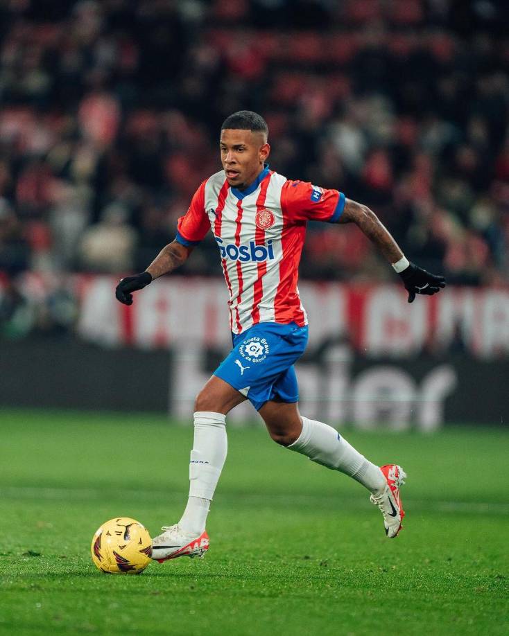 Según SPORT, el FC Barcelona estaría interesado en fichar en el próximo mercado de pases al extremo del Girona, Savinho.