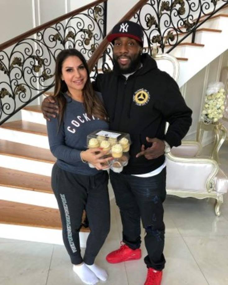 Este extraficante de drogas conocido como Chef Fresh ahora tiene un negocio muy exitoso en el distrito de Queens, en la ciudad de Nueva York, Estados Unidos. “Mi padre tomó la decisión de volver a Honduras cuando yo tenía 16 años. Me quedé sin una figura paterna y fue en ese momento que conocí las calles. En el barrio donde vivíamos había muchísima droga, dejaba buen dinero y me dediqué de lleno a su venta. Me iba muy bien en el negocio, era tan bueno que aprendí cómo producir mi propia droga”, detalla Gutiérrez en una entrevista exclusiva a Diario LA PRENSA, donde relata cómo esa infracción a la ley lo llevó al reconocido chef que ahora es. <br/>En la imagen, el catracho con la actriz Jennifer Aydin, una de sus clientas. <br/>