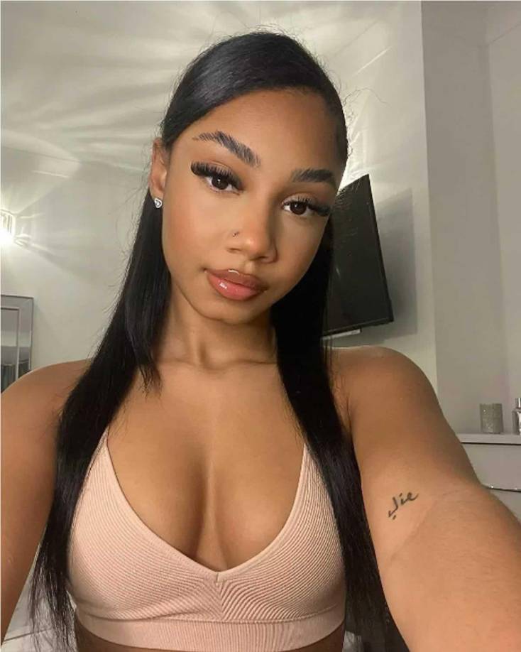 Además, la influencer da consejos a sus seguidores sobre estilismos y maquillajes. Sus redes sociales son muy discretas, apenas y cuenta con nueve publicaciones de sus fotos.