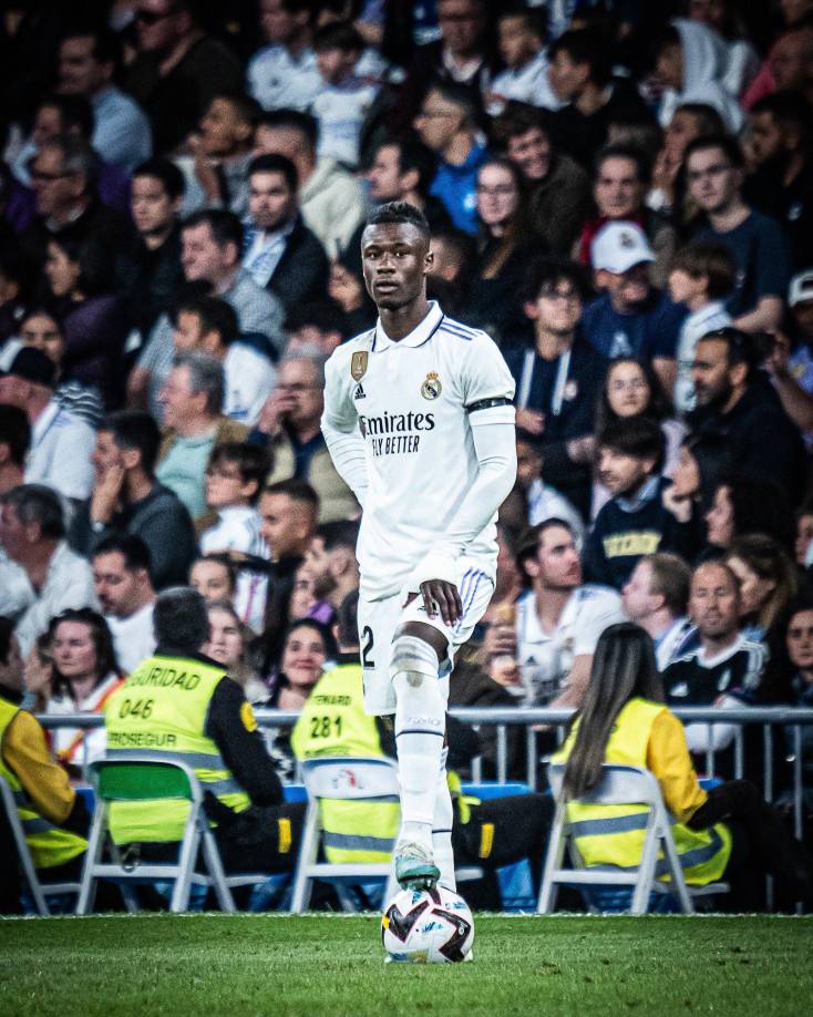 Lateral izquierdo: Real Madrid se ejercitó este martes en el Etihad Stadium con la gran novedad de la incorporación al grupo de Eduardo Camavinga, que, pese a sufrir un esguince en la rodilla el pasado sábado, apunta a titular contra el Manchester City.