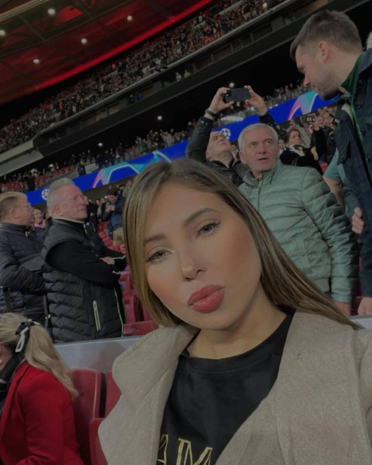 Pese a la abultada y dolorosa derrota del Celtic, el hondureño Luis Palma contó con el apoyo de su bella novia Annie Córdova, quien se encontraba en las gradas del estadio madrileño.