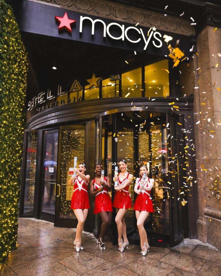 Las rockettes también se unieron a la fiesta con sus tradicionales bailes.