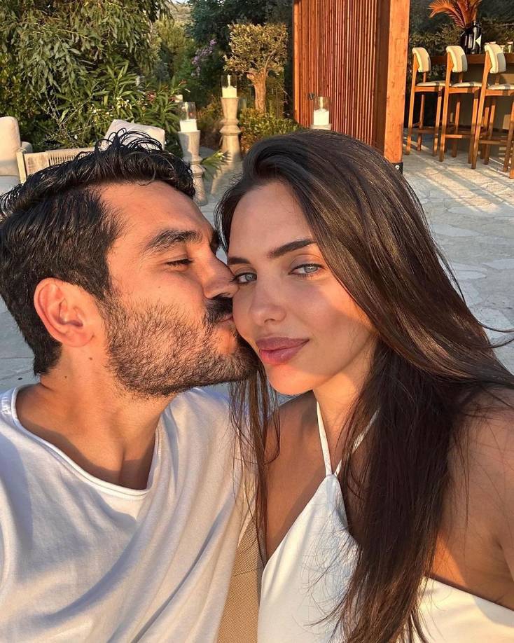 Ilkay Gündogan adelantó la noticia en un mensaje publicado en las redes sociales, en el que aclaró que su voluntad inicial era continuar en el Barcelona y achacó su marcha anticipada a la delicada situación económica de la entidad.