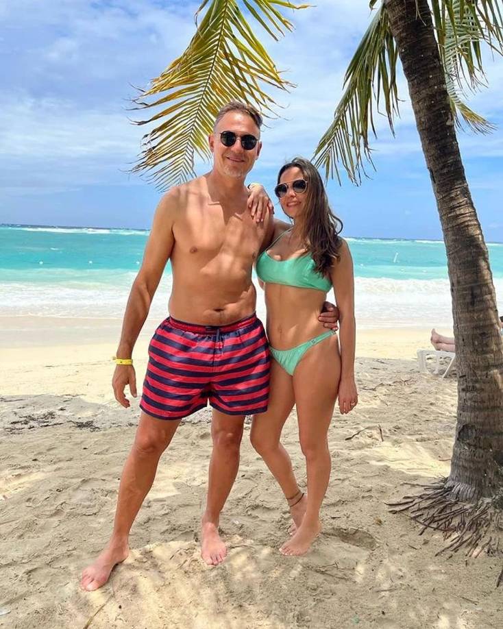 ‘La Tota’ Medina celebró en Roatán y en compañía de su esposa el título que ganó con Motagua en el Torneo Clausura 2022.