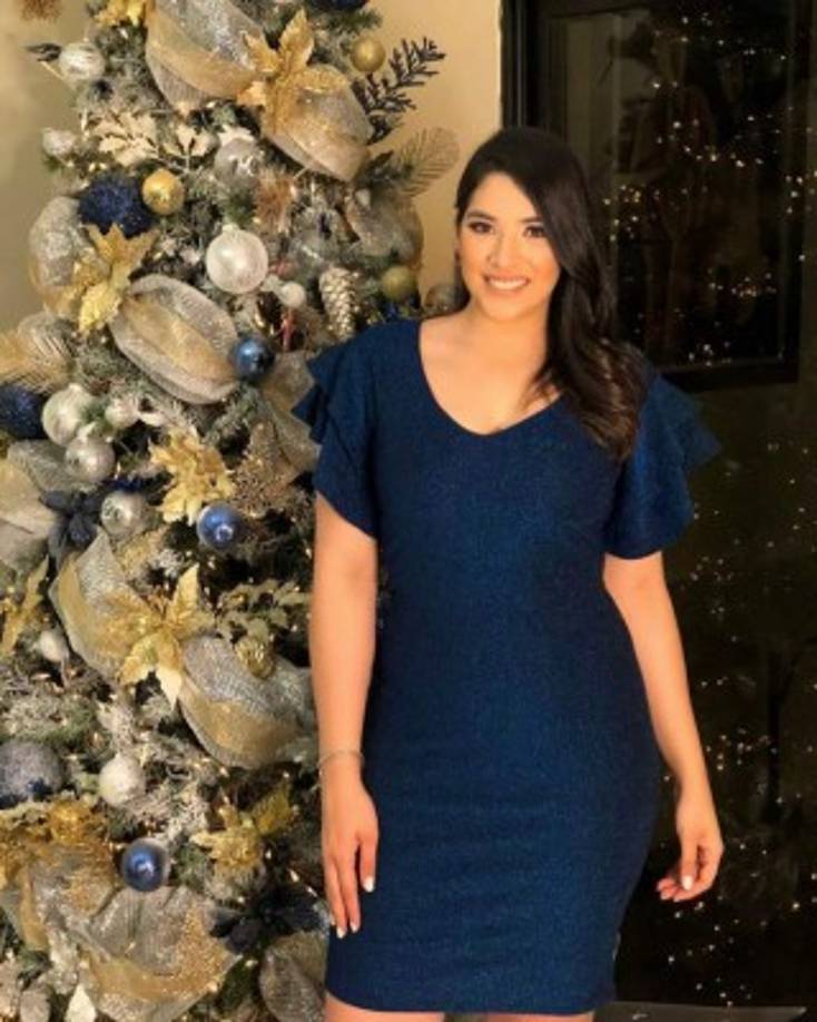 Carolina Lanza, también presentadora de HCH, publicó un extenso mensaje en el que hizo la siguiente reflexión: “Adiós, 2020. Este año difícil para muchos, pero también ha sido un año de mucho aprendizaje que será recordado por ser el año que nos hicimos conscientes de algunos valores que teníamos olvidados. Por esos padres y madres que empezaron a pasar más tiempo con sus hijos, por aprender del silencio y de la soledad, este año será recordado por que hemos sido solidarios. Además de lo más difícil para muchas familias , la pérdida de un ser que amamos ,pero también te recordaremos por obligarnos a ver el mundo de una forma diferente, por habernos hecho valorar más lo que tenemos, salud , familia , amor ,trabajo , Porque este año, sin duda, hemos encontrado a los demás , pero también nos hemos reencontrado con nosotros mismos. Hoy le agradezco a Dios por que este año ha sido de muchas adversidades, pero también de muchas oportunidades y bendiciones, salud, familia, mis amigos, trabajo mi casa @hchtv , todas las marcas que han confiado en miii a lo largo de este 2020 , Muchas gracias , y también tengo que agradecerles a todos ustedes televidentes y seguidores en mis redes por su cariño y apoyo siempre”.