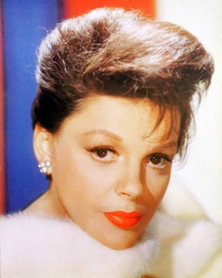 Judy Garland La estrella del Mago de Oz, tenía 20 años cuando quedó embarazada de su esposo, David Rose. Y aunque todo parecía bien, el mismísimo David le recomendó que abortara para mantener su imagen infantil.