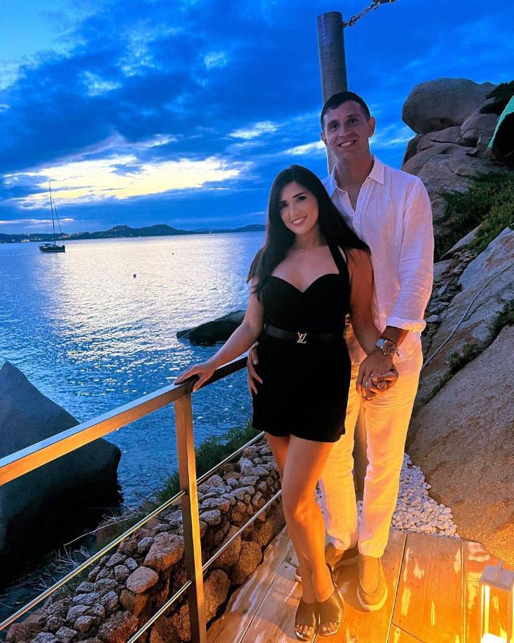  Luego se casaron el 22 de mayo en el Palacio de Brocket Hall, en las afueras de Londres. Una boda que empezó al mediodía y terminó a las 3 de la madrugada del día siguiente antes de convertirse en padres.