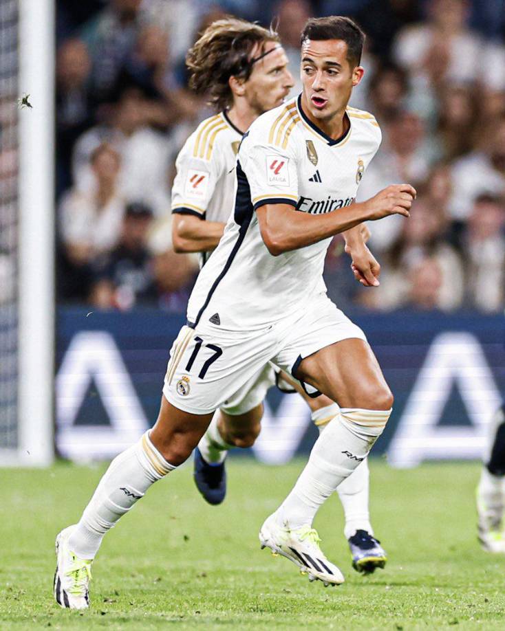 Lateral derecho: Lucas Vázquez arranca tras la baja de Dani Carbajal tras su lesión.