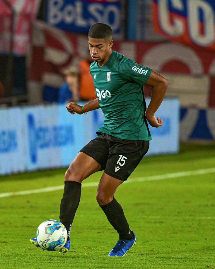 El defensor uruguayo Santiago Mouriño será nuevo jugador del Atlético de Madrid, llegará procedente del Racing Club.