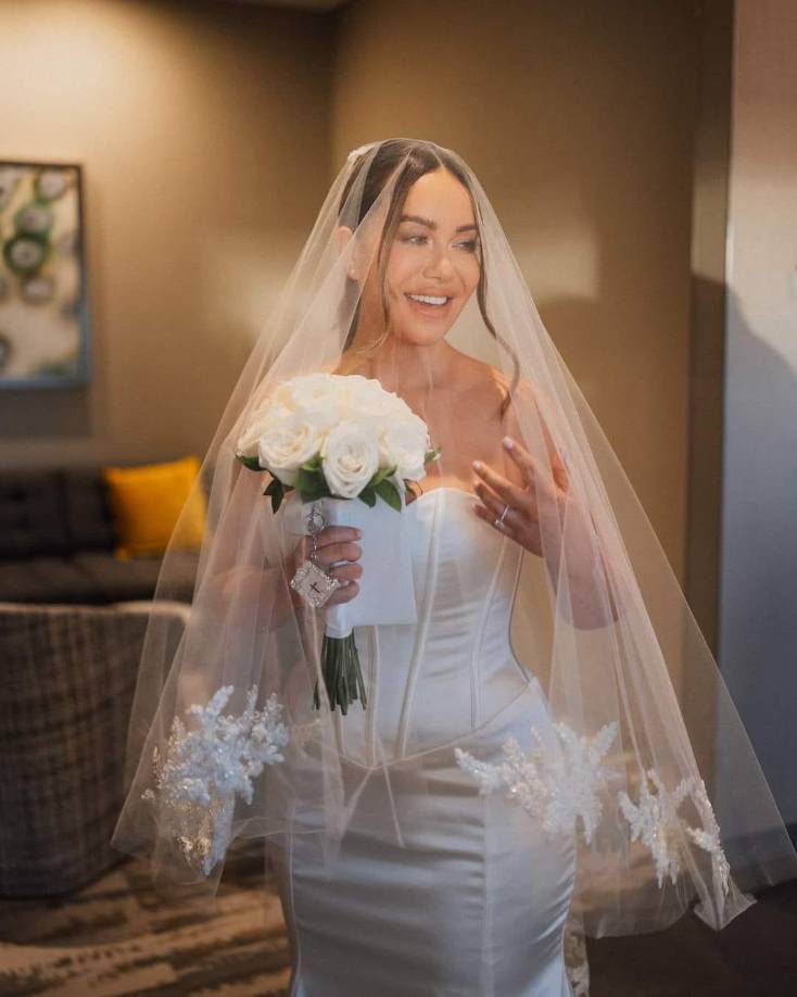 Chiquis, la hija mayor de la ‘Diva de La Banda’, Jenni Rivera, había anunciado su compromiso en mayo pasado con Sánchez después de casi dos años de relación. En su ramo de novia colocó un relicario con una fotografía de su famosa madre, y es que en una entrevista con la revista People En Español, afirmó que deseaba que su mamá estuviera presente de alguna forma en una fecha tan importante.