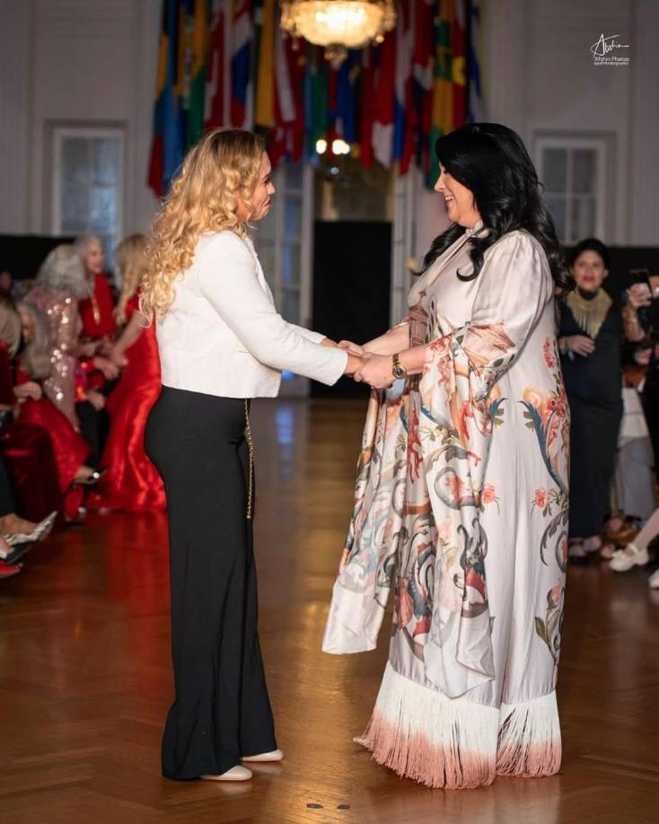 Momento en que Jolibeth Sánchez y Giannina Azar se fusionan en un abrazo fraterno una vez finalizado el desfile.
