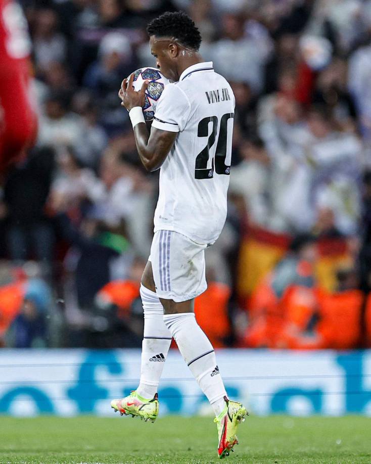 Vinicius también le dio un beso a la pelota.