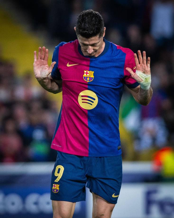 El detalle de Robert Lewandowski al no querer celebrar su gol contra el Bayern Múnich.