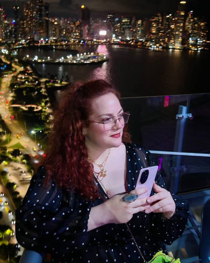 Isabella Arévalo es otra hondureña que se ha ganado el cariño y respeto de sus seguidores. Ella tiene dos perfiles en Instagram: @vegetarianoshn, donde cuenta sus experiencias de cómo es vegetariana desde que era una niña. Su otro perfil es @viajaconisabella, en el cual comparte interesantes contenidos sobre viajes y ciencia. 