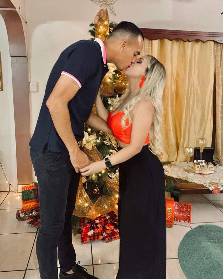 Devron admitió que parte de su madurez como futbolista es gracias al respaldo de su familia y Dora: ‘’Mis padres siempre han estado allí y mi novia, que hora que está conmigo siempre me dice que trate de dar lo mejor, que no tenga límites’’, indicó.