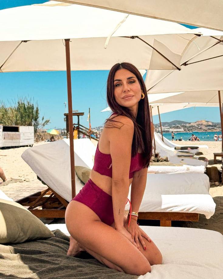 Elena cuenta con más de 290 mil seguidores en su cuenta de Instagram, donde postea fotografías de sus viajes y tiempo en familia. 