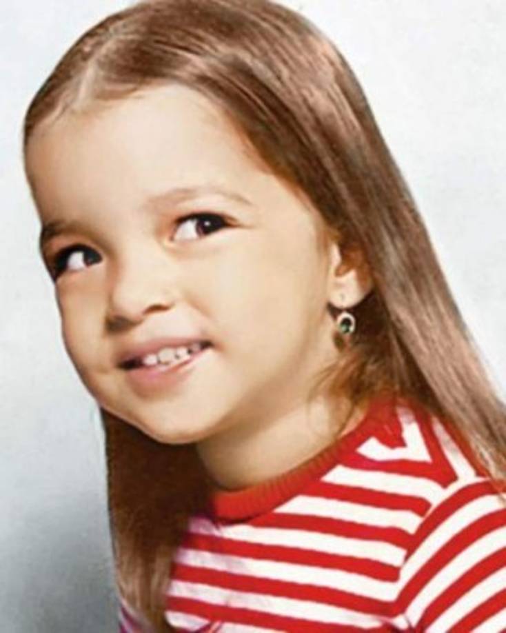 Su primera aparición en televisión fue a los siete años como extra en una telenovela.