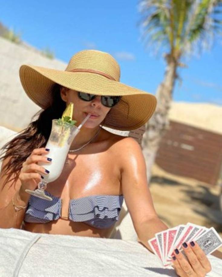 'Las vacaciones reales comienzan una vez que tienes una playa', escribió la actriz junto a esta imagen donde posó con un bikini strapless con rayas.