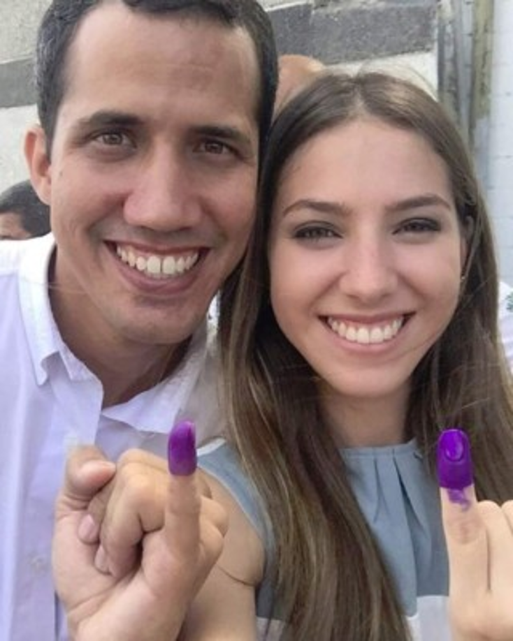 Fabiana comparte la lucha de su esposo por los presos políticos de Venezuela y por el pueblo que sufre la escasez de alimentos y medicinas en medio de la peor crisis económica que ha golpeado a ese país en la historia reciente.