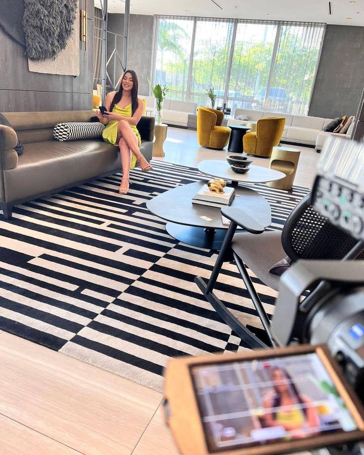 Carolina Lanza, aparte de su trabajo como presentadora, también inauguró hace algún tiempo, una tienda de ropa, en la que se proyecta como emprendedora. 