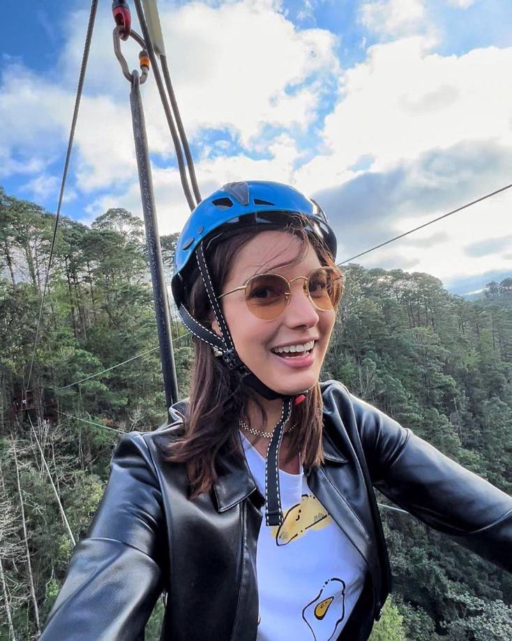 Los jóvenes influencers no se resistieron a practicar canopy en bicicleta.