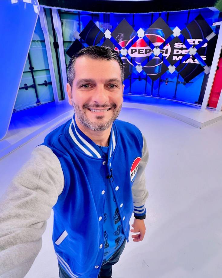 El productor hondureño Samy Mustaklem expresó que: “Deseo de corazón que siempre gane la H, pero esta Selección no me representa lastimosamente. No tienen nada que ver los jugadores. La H de los Suazo, Pavón, Samuel C., Rambo, Amado, Tyson... me mal acostumbraron a otro nivel y categoría de fútbol. Lastimosamente nuestro fútbol no funciona desde sus cimientos y las nuevas generaciones pagan los platos rotos. El fútbol Mexicano nos lleva años luz en todo. Para este partido nos toca sacar la garra catracha en nuestro Estadio Morazán y cualquier cosa puede pasar”. 