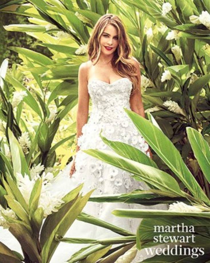 La actriz modeló vestidos de novia para la portada de la nueva edición de la revista Martha Stewart Weddings.