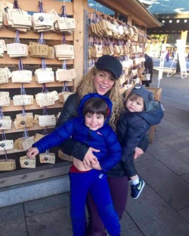 Shakira junto a sus dos bebés.