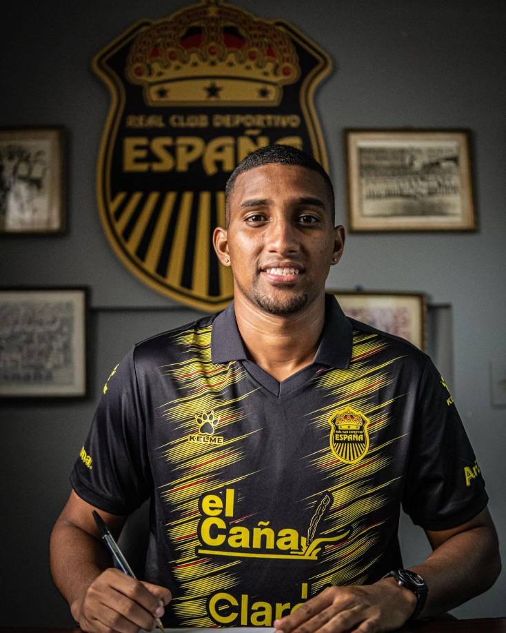 Compra definitiva. Real España se adueñó de la ficha de Daniel Aparicio. El futbolista panameño estampó su firma con los sampedrano por tres años, es decir, seis torneos ligueros.