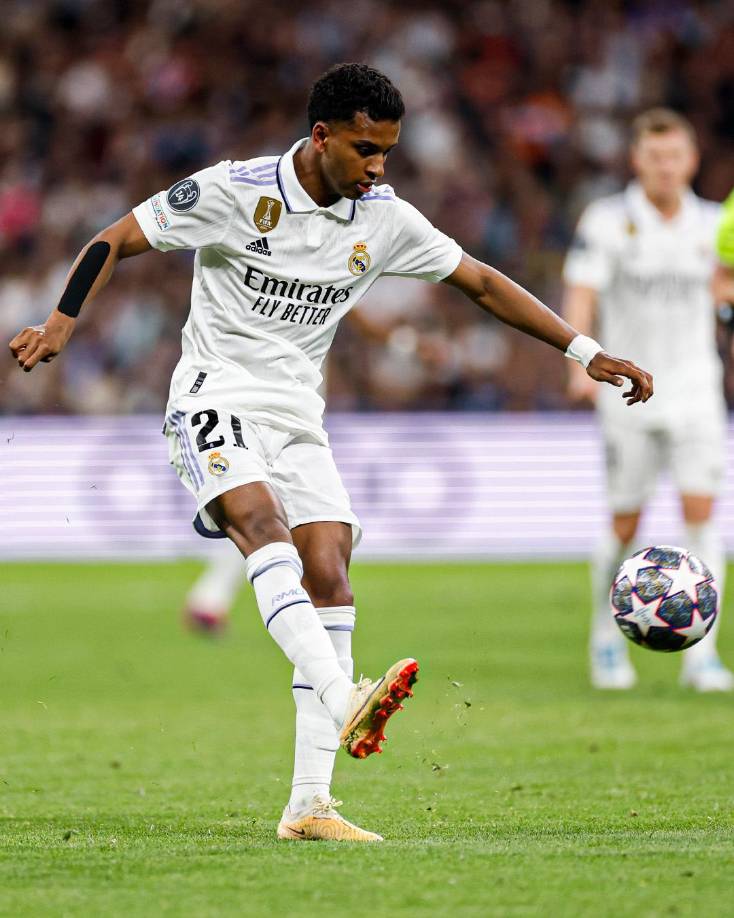 El brasileño Rodrygo, Ancelotti le ha dado un nuevo rol, aportar en mediocampo y desprenderse al ataque cuando sea necesario.
