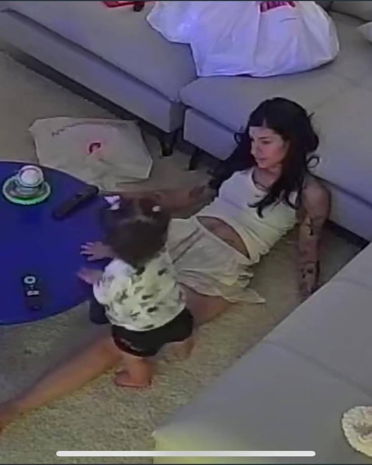 Hace un mes, la “Nena Trampa” colgó en Instagram una fotografía de su hija Inti, quien la acompañó en los ensayos para su presentación. En la imagen, la pequeña estaba jugando con un juguete en medio de un salón de baile.