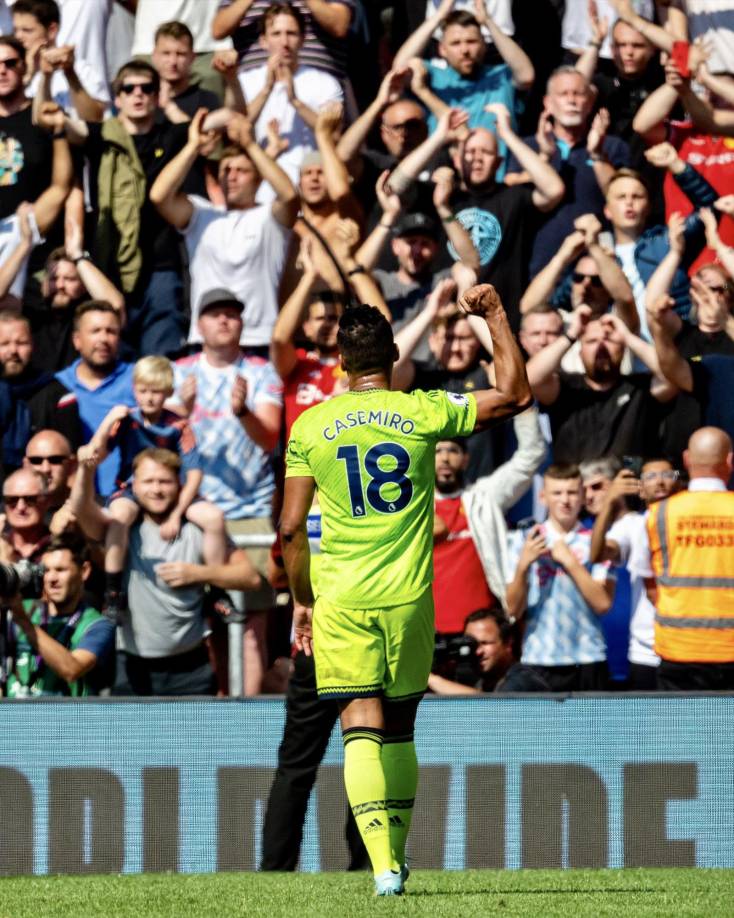 Casemiro celebrando la victoria del Manchester United en su debut.