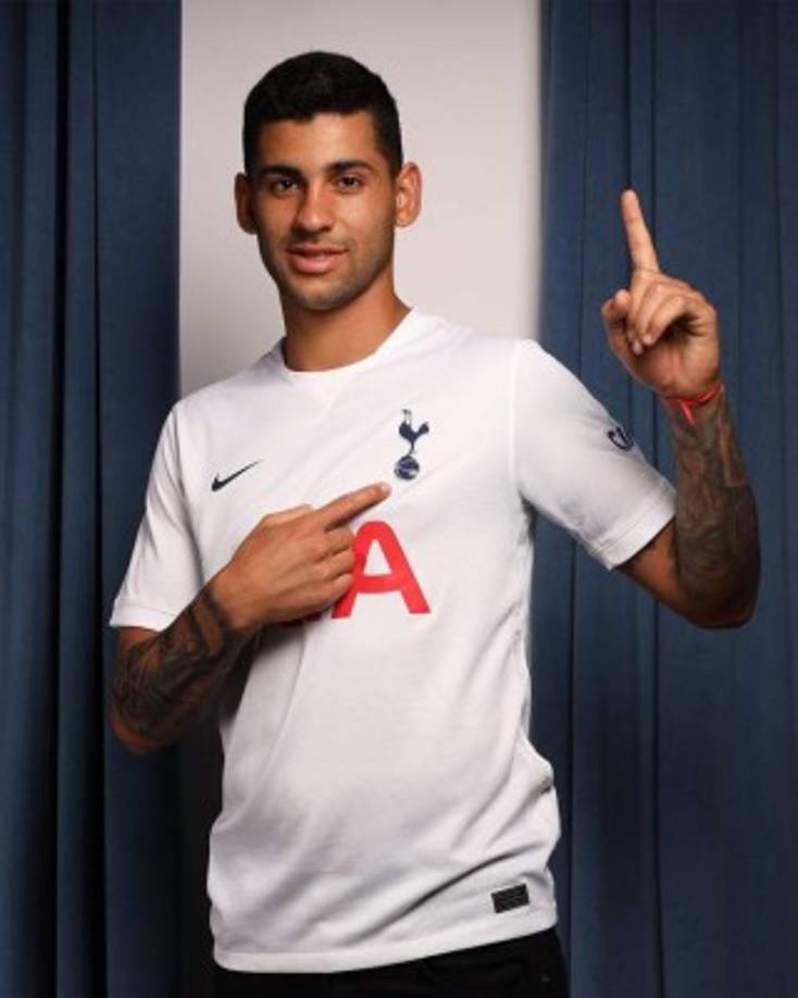 Es oficial. El Tottenham certificó finalmente la incorporación del central argentino Cristian Romero , que llega procedente del Atalanta para firmar por cinco temporadas. El traspaso se cierra por 55 millones de euros.