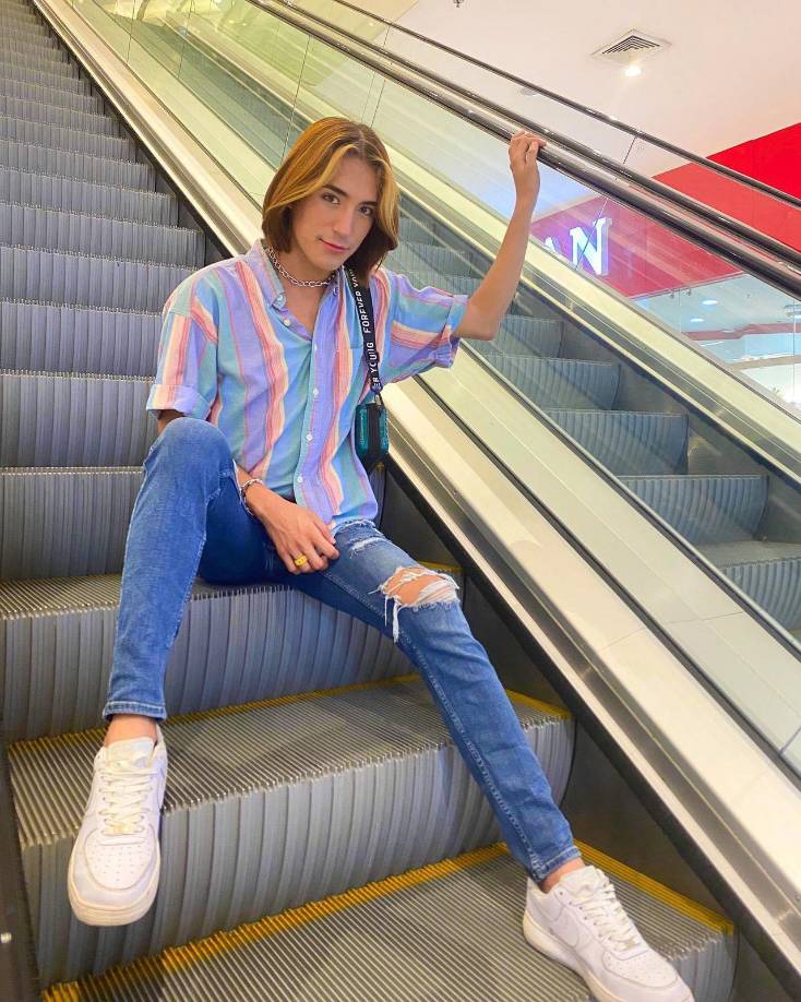 El <i>tiktoker</i>, desde aquella época, arrancó con el cambio de su cabello, a sus inicios se dejó ver con su pelo poco extenso y con iluminaciones capilar.