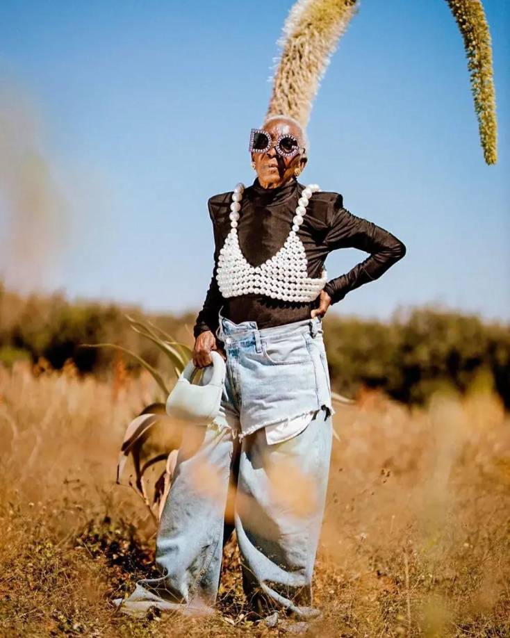 Diana Kaumba, estilista con base en Nueva York, viajó a Zambia en 2023. La visita se debió al aniversario de la muerte de su padre y le pidió ayuda a su abuela para probar varios conjuntos que no había tenido la oportunidad de usar. 